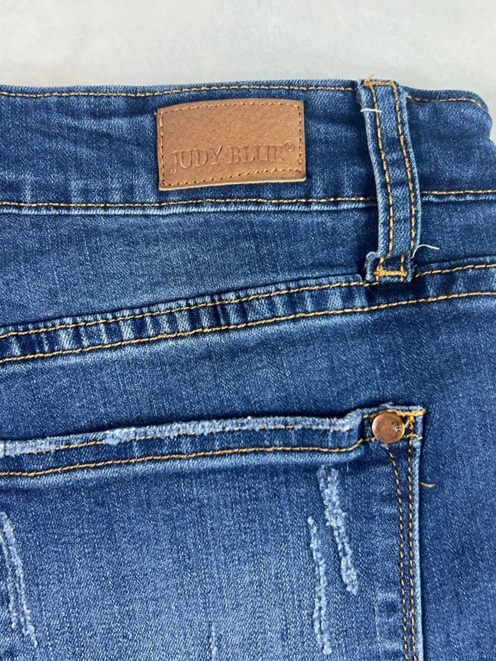 Judy Blue Shorts Women's 31* Mid Rise Blue Faded Distressed Denim Jorts Tag L - Picture 8 of 16